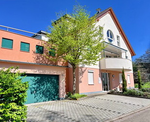 Luxuriöses Wohnhaus mit vermieteter Hausarztpraxis - Ottersweier