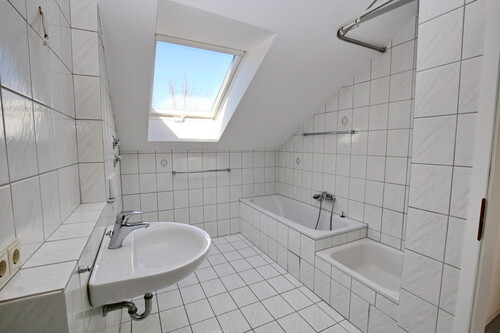 Bad mit Wanne + Dusche - 