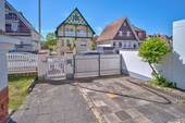 Hofeinfahrt - 6 Zimmer Doppelhaushälfte in Langen (Hessen)
