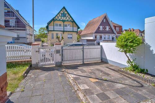 Hofeinfahrt - 6 Zimmer Doppelhaushälfte in Langen (Hessen)