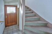 Haustür und Treppe - 