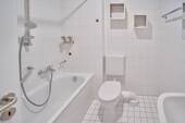 Badezimmer mit Wanne - 