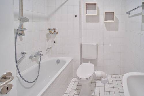Badezimmer mit Wanne - 