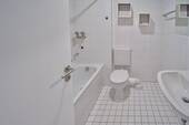 Badezimmer mit Wanne - 