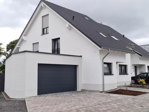 Foto 1_Vorderansicht - Einziehen und Wohlfühlen - Lichtdurchflutetes Wohnhaus, NB-Erstbezug, in idyllischer Stadtrandlage