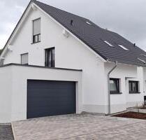 Einziehen und Wohlfühlen - Lichtdurchflutetes Wohnhaus, NB-Erstbezug, in idyllischer Stadtrandlage - Homburg