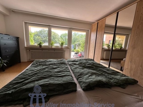 Schlafzimmer EG mit Blick ins Grüne - 