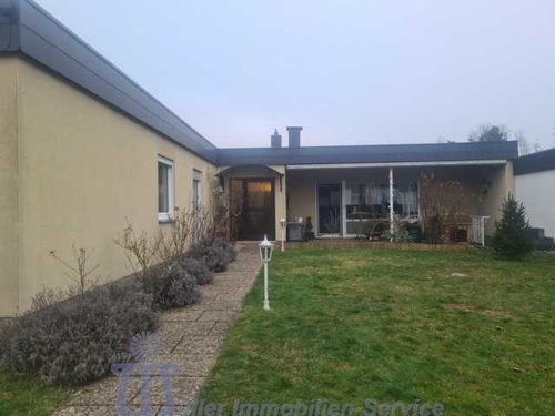 Vorderansicht - Gepflegter Winkelbungalow in schöner Ortsrandlage von Homburg
