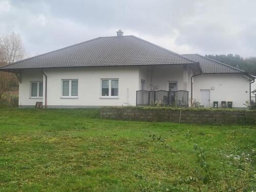 Rückseite - Neuwertiger Walmdachbungalow - Wohnen auf einer Ebene