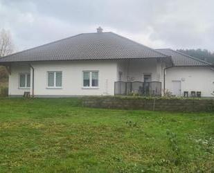 Neuwertiger Walmdachbungalow - Wohnen auf einer Ebene - Homburg