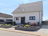 Foto 2_Vorderansicht - 7 Zimmer Einfamilienhaus zum Kaufen in Bexbach