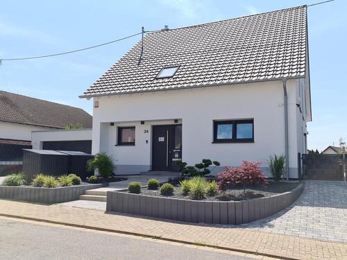 Foto 2_Vorderansicht - 7 Zimmer Einfamilienhaus zum Kaufen in Bexbach