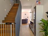 Foto 9_Entree mit Treppe zu OG - 