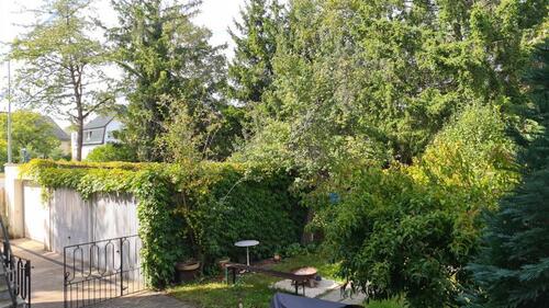 Gartenansicht und Garagen - 