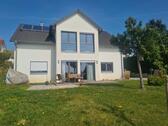 Foto 1_Vorderansicht - Neuwertiges freistehendes KFW-40-Haus in schöner ländlicher Wohnlage