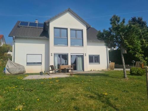 Foto 1_Vorderansicht - Neuwertiges freistehendes KFW-40-Haus in schöner ländlicher Wohnlage