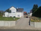 Foto 2_Zufahrt-Vorderansicht - 6 Zimmer Einfamilienhaus zum Kaufen in Homburg