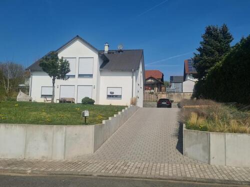 Foto 2_Zufahrt-Vorderansicht - 6 Zimmer Einfamilienhaus zum Kaufen in Homburg