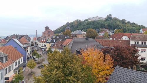 Foto 1_Fernblick zum Schloßberg - Exklusives Penthouse mit Fernblick in Innenstadtlage von Homburg