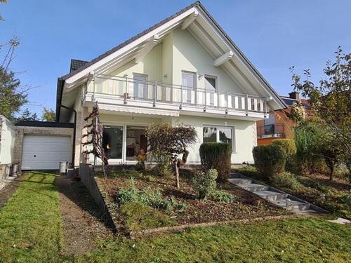 Foto 3_Rückansicht - 6 Zimmer Einfamilienhaus in Homburg