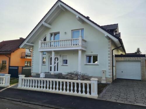 Foto 2_Vorderansicht - 6 Zimmer Einfamilienhaus zum Kaufen in Homburg