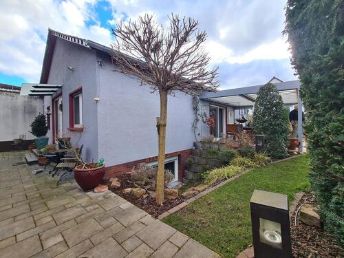 Foto 2_Rück- und Vorderansicht - 5 Zimmer Bungalow zum Kaufen in Lampertheim