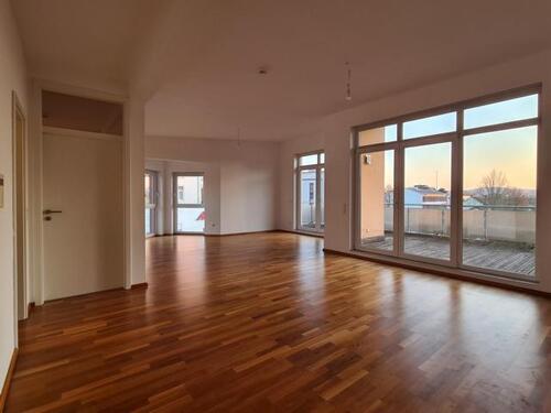 Foto 1_Wohn-Esszimmer - Exklusives barrierefreies Penthouse mit Fernblick in Innenstadtlage von Homburg