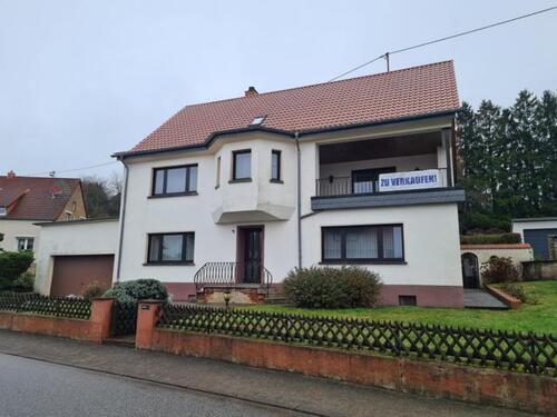 Bild 1_Vorderansicht - Großzügiges Villenanwesen mit Erkerfassade in Höhenlage von Neunkirchen