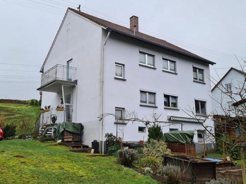 Foto 1_Rückansicht - Topgepflegtes 1- bis 2-Familienhaus in idyllischer Ortsrandlage von Schönenberg-Kübelberg