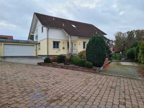 Foto 1_Vorderansicht - Neuwertiges Komforthaus in schöner Stadtrandlage von Homburg