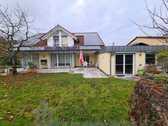 Foto 2_Rückansicht mit Doppelgarage - 7 Zimmer Einfamilienhaus zum Kaufen in Homburg
