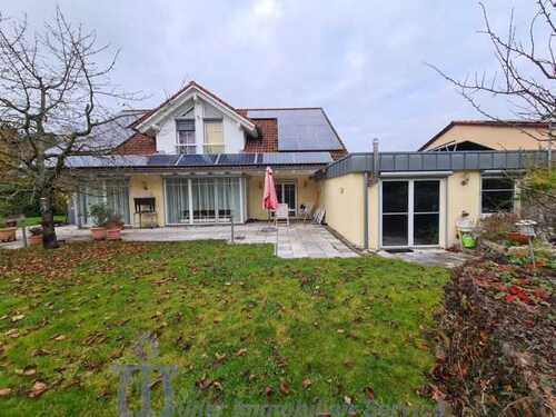 Foto 2_Rückansicht mit Doppelgarage - 7 Zimmer Einfamilienhaus zum Kaufen in Homburg