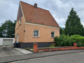 Foto 1_Vorderansicht - Gepflegtes freistehendes Einfamilienhaus mit großem Grundstück und 3 Garagen