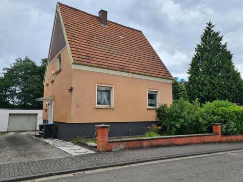 Foto 1_Vorderansicht - Gepflegtes freistehendes Einfamilienhaus mit großem Grundstück und 3 Garagen