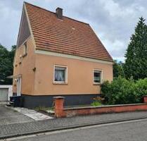 Gepflegtes freistehendes Einfamilienhaus mit großem Grundstück und 3 Garagen - Bexbach