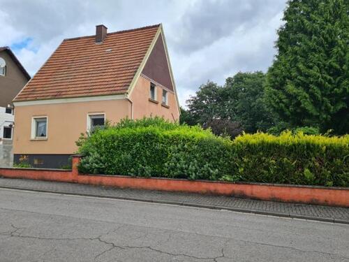 Foto 2_Vorderansicht - 6 Zimmer Einfamilienhaus zum Kaufen in Bexbach