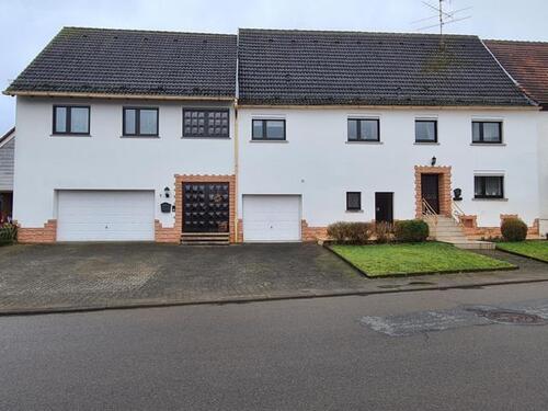 Foto 1_Vorderansicht - Großzügiges gepflegtes 2-Familienhaus Nähe Schönenberg-Kübelberg