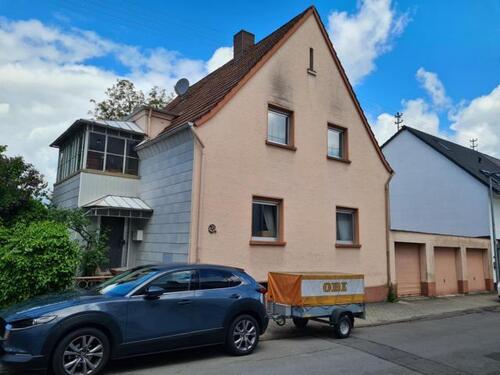 Foto 1_Vorderansicht - Großes gepflegtes Einfamilienhaus mit 3 Garagen