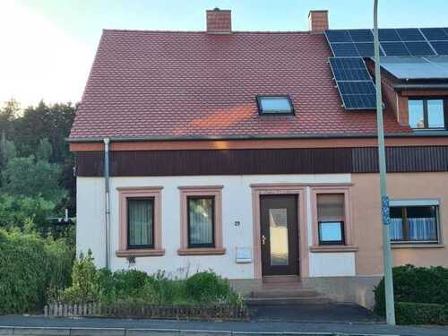 Foto 1_Vorderansicht - Hübsch renoviertes Einfamilienhaus in schöner Ortsrandlage von Brücken