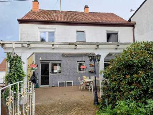 Foto 1_Rückansicht-Terrasse - Topgepflegtes Wohlfühlhaus mit großem Grundstück in idyllischer Stadtrandlage von Bexbach