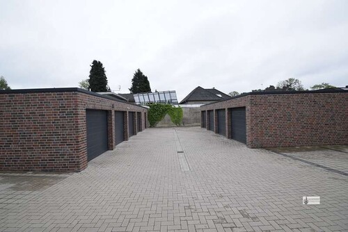 Garagenhof mit Stellplätzen - 