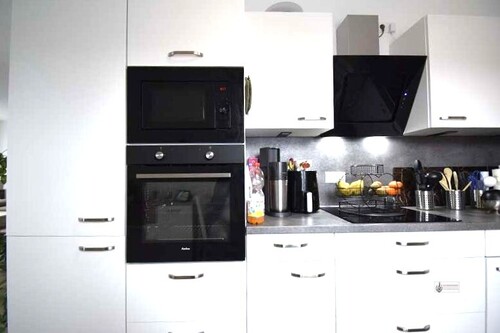 Backofen und Mikrowelle mit Kühl- Gefrierkombi - 