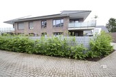 Sichtschutzzaun mit Hecke vor der EG Wohnung rechts - 3 Zimmer Erdgeschoßwohnung in Syke