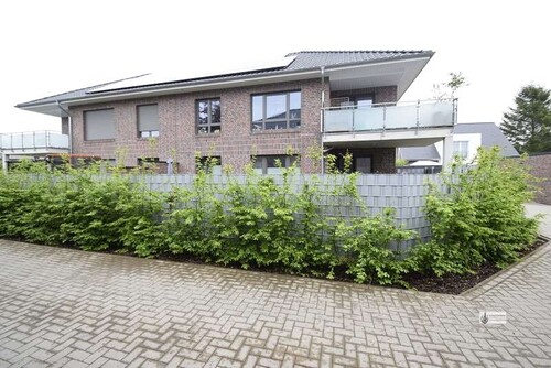 Sichtschutzzaun mit Hecke vor der EG Wohnung rechts - 3 Zimmer Erdgeschoßwohnung in Syke