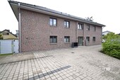 Blick auf das baugleiche Nachbarhaus mit Stellplätzen - 