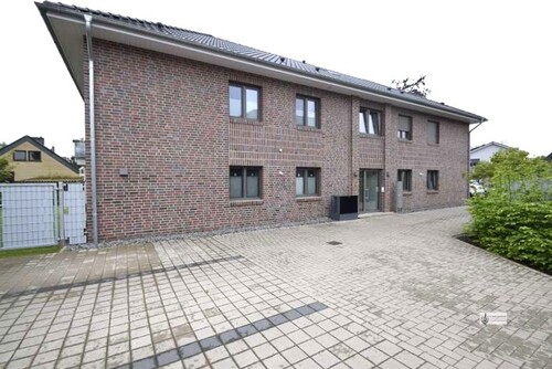 Blick auf das baugleiche Nachbarhaus mit Stellplätzen - 