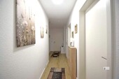 Flur mit Wohnungstür - 