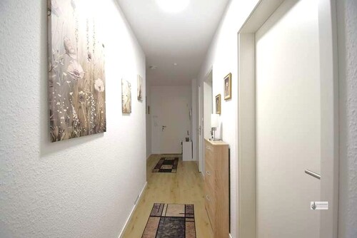 Flur mit Wohnungstür - 