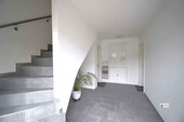 Hausflur mit Treppe ins DG und Sicherungskasten - Erdgeschoßwohnung mit 79,00 m&sup2; in Syke zur Miete