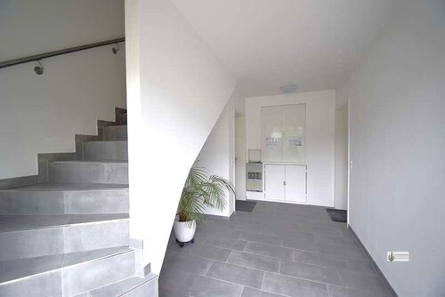 Hausflur mit Treppe ins DG und Sicherungskasten - Erdgeschoßwohnung mit 79,00 m&sup2; in Syke zur Miete